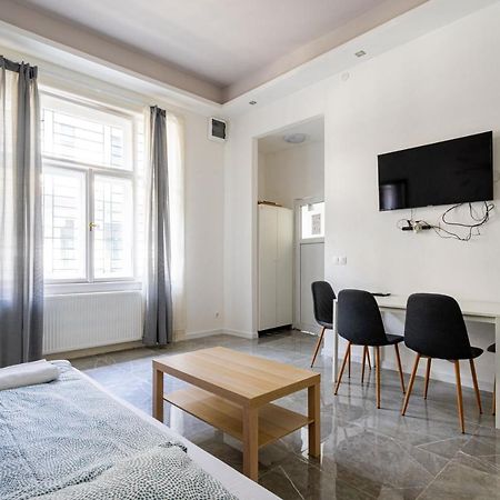 Modernized Condo At Kiraly 51 Budapest Esterno foto