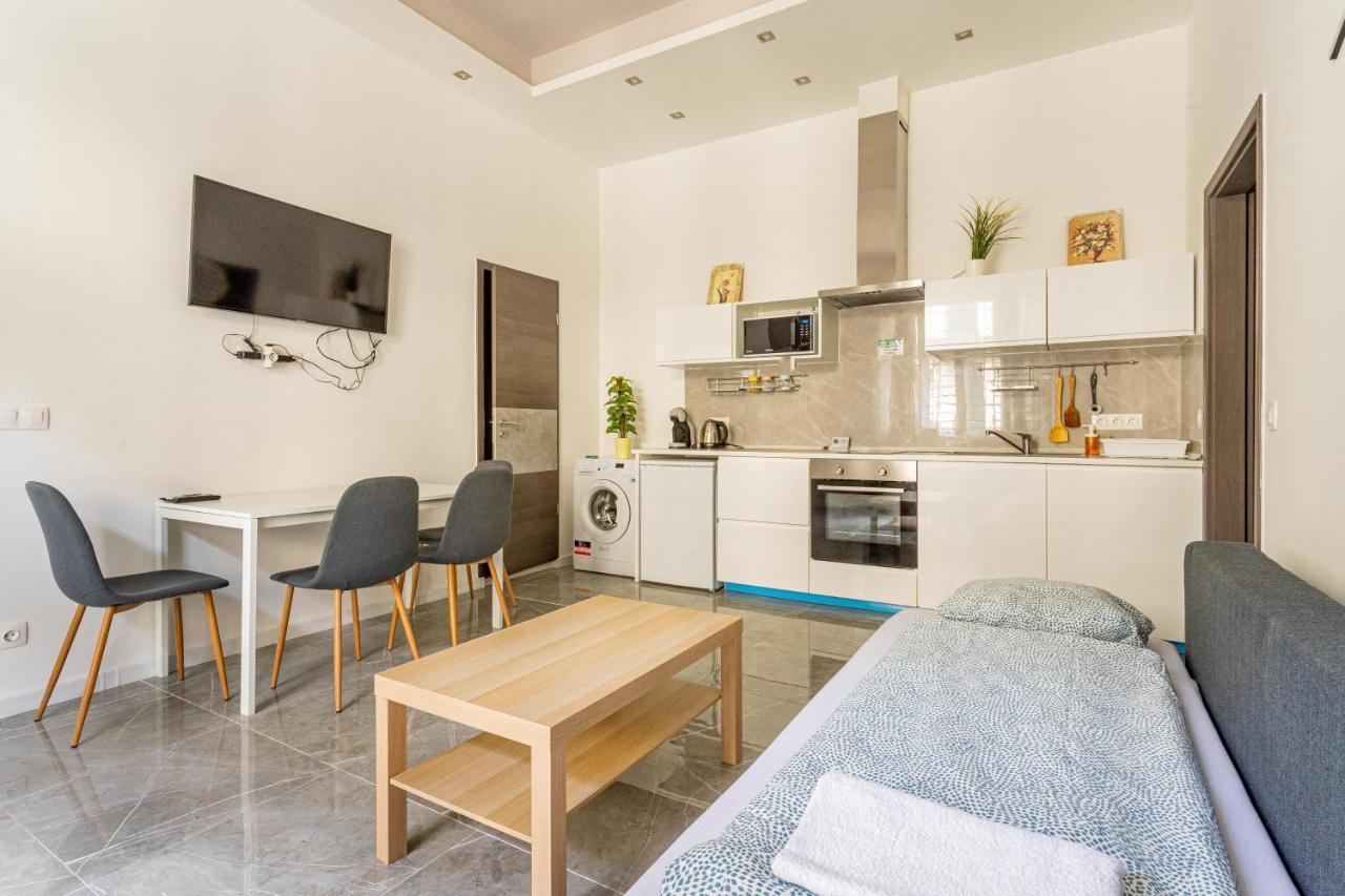 Modernized Condo At Kiraly 51 Budapest Esterno foto
